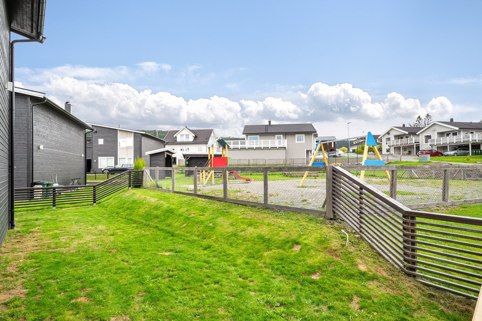 Her finner du et flott, inngjerdet uteområde, som har direkte tilgang til den flotte lekeplassen i feltet. Galleribilde
