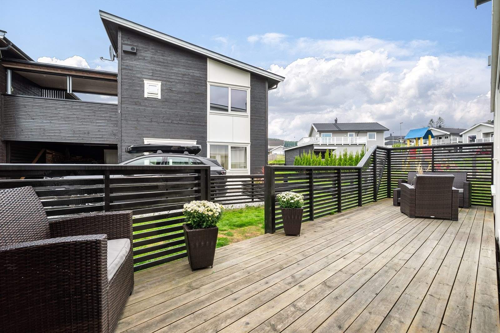 Markterrassen har moderne spilerekkverk og det utgang til hagen. Galleribilde