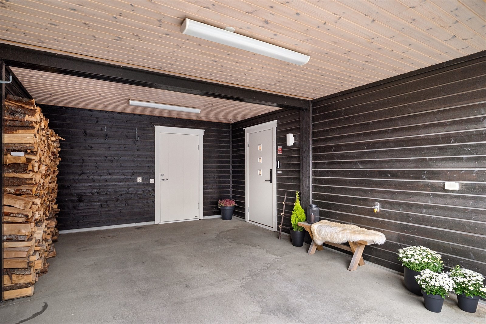 Det er parkering i carport på ca. 23 kvm med elbillader. Isolert bod i bakkant er på ca. 13 kvm. Galleribilde
