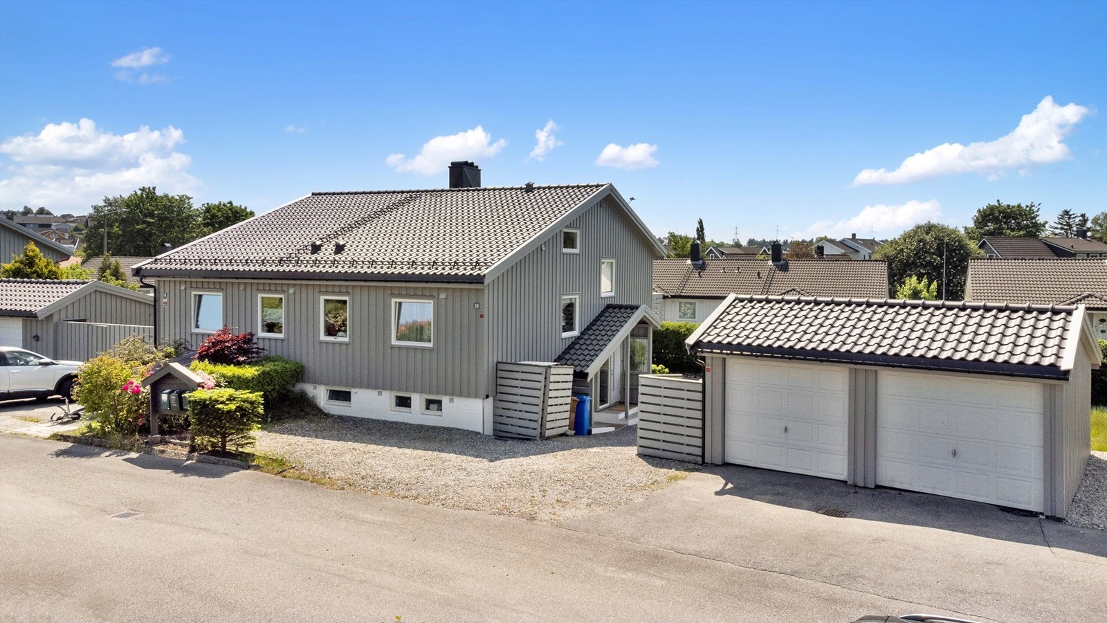 Parkering i gårdsrom og egen garasje. Galleribilde