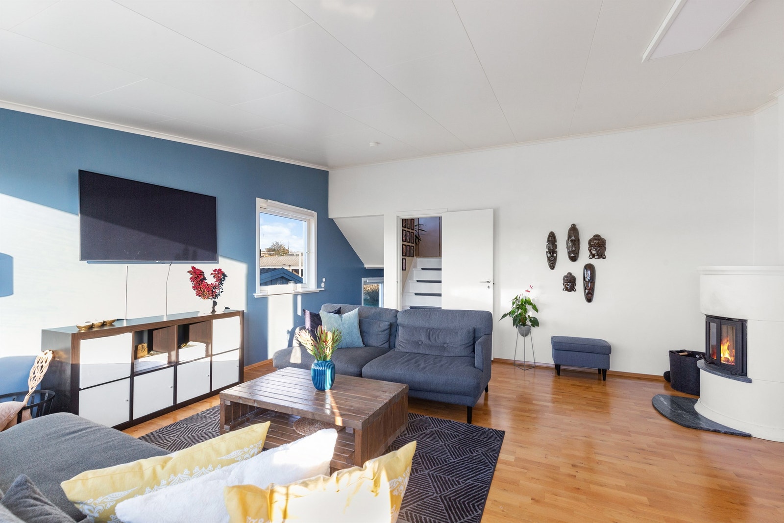 Fra stuen er det et halvplan opp til loft med adskilt dør. Galleribilde