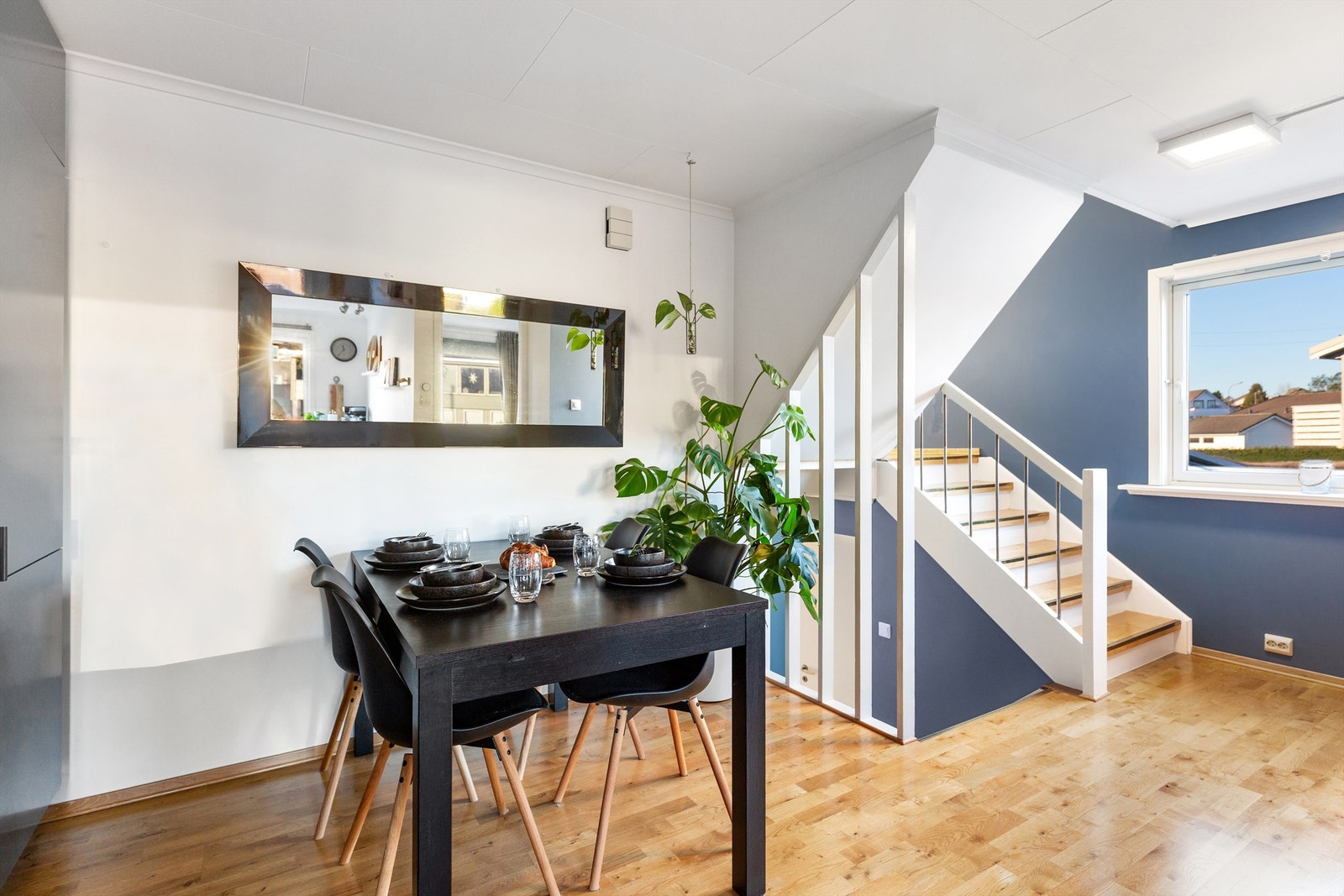Fra spisestuen er det trapp opp til 2. etasje hvor stuen befinner seg. Galleribilde
