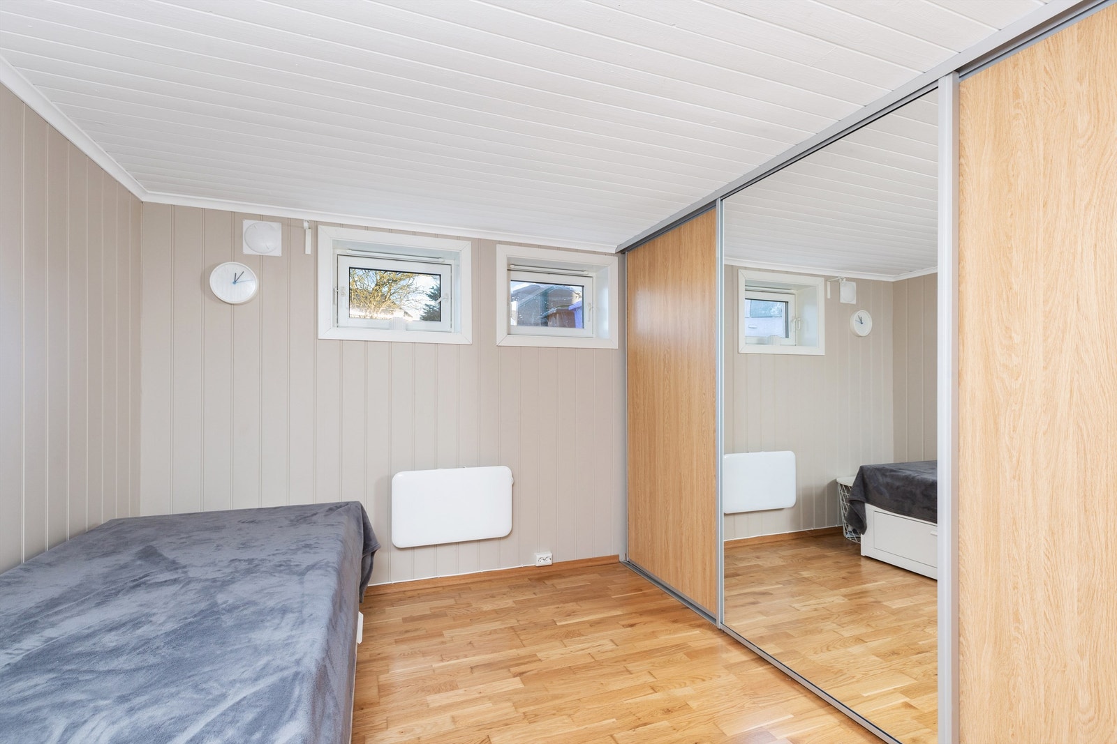 Rommet i underetasjen anvendes som soverom/gjesterom i dag. Stor og praktisk skyvedørsgarderobe. Rommet er ikke godkjent for varig opphold og ikke bruksendret hos kommunen. Galleribilde
