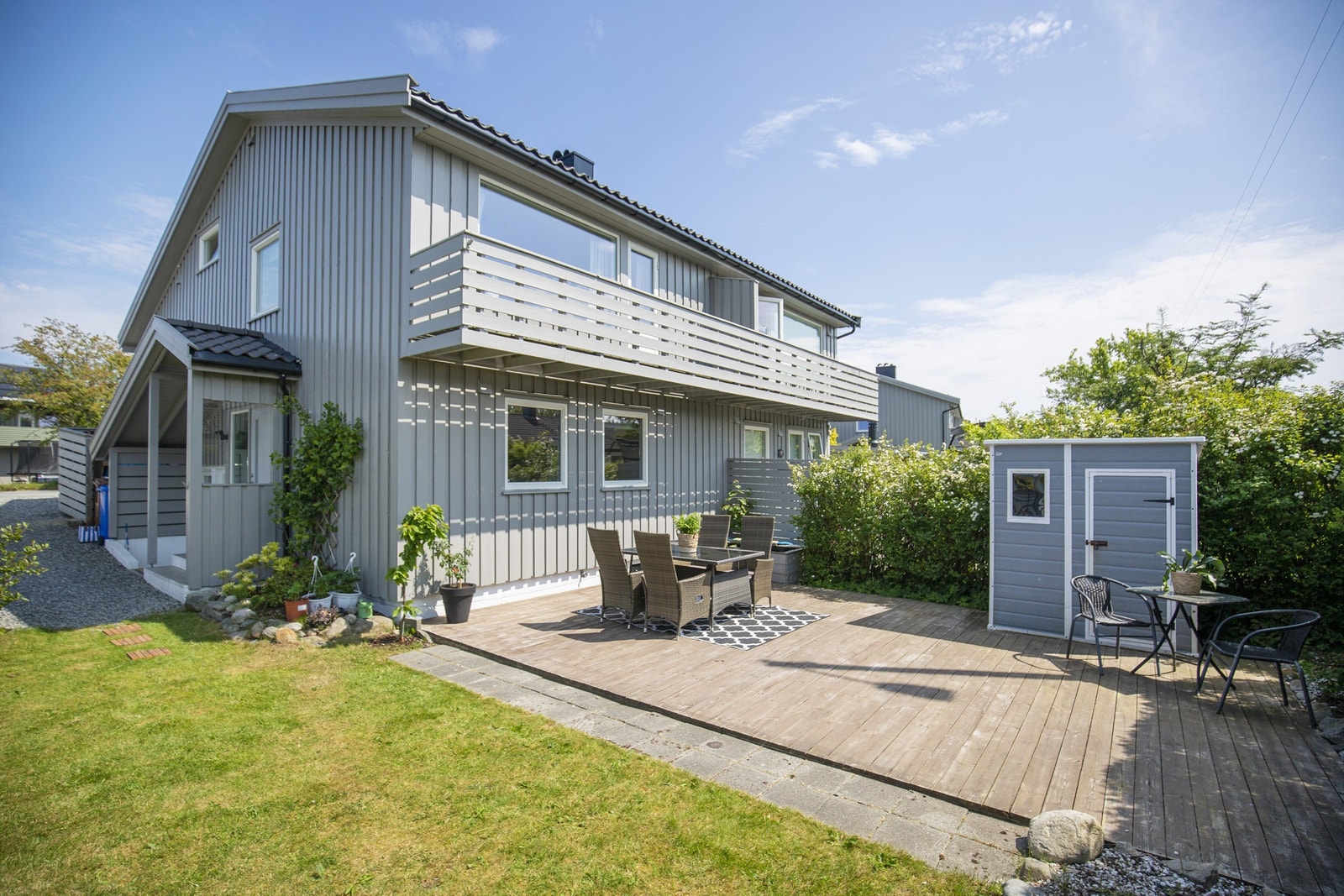 Borettslaget utførte fasaderenovering i 2019/2020: skiftet tak, skiftet innvendig tak i stue, skiftet kledning og malt. Galleribilde