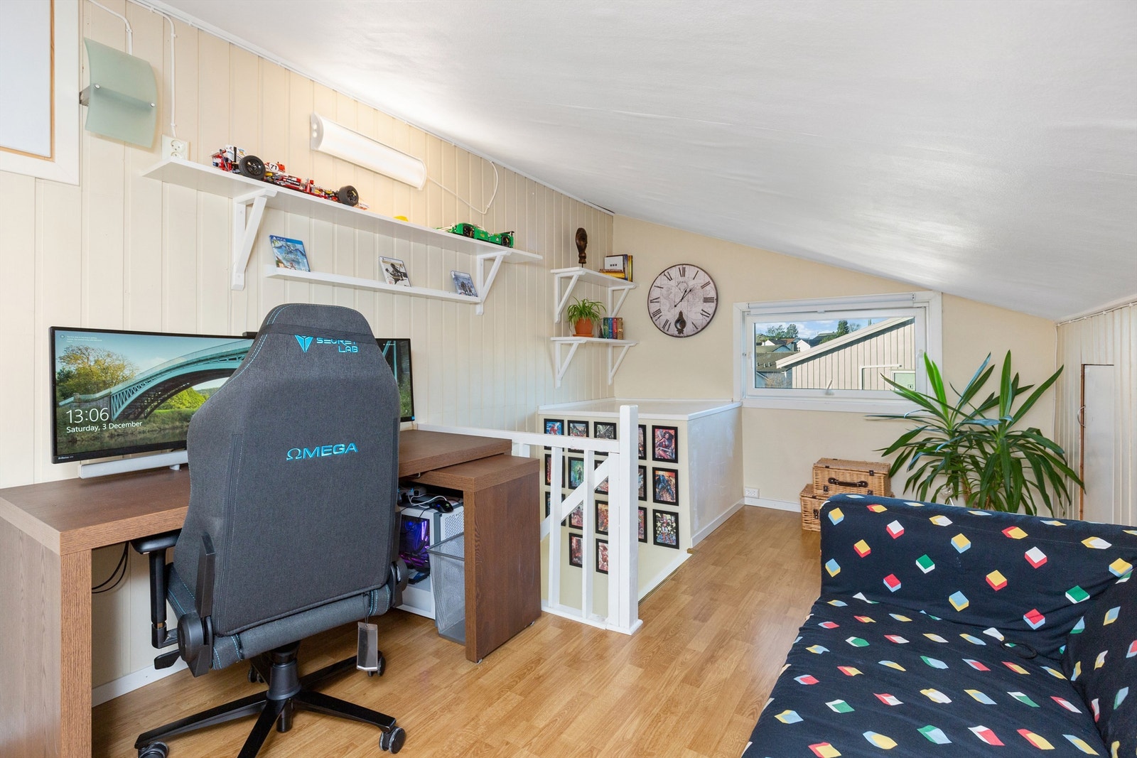 Loftet er innredet som kontor (ikke bruksendret hos kommunen eller godkjent for varig opphold). Det er også tilgang til et romslig kott med gode lagringsmuligheter. Galleribilde