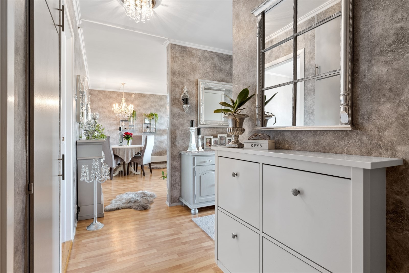 Entré/gang - skoskapet medfølger i handelen. Galleribilde