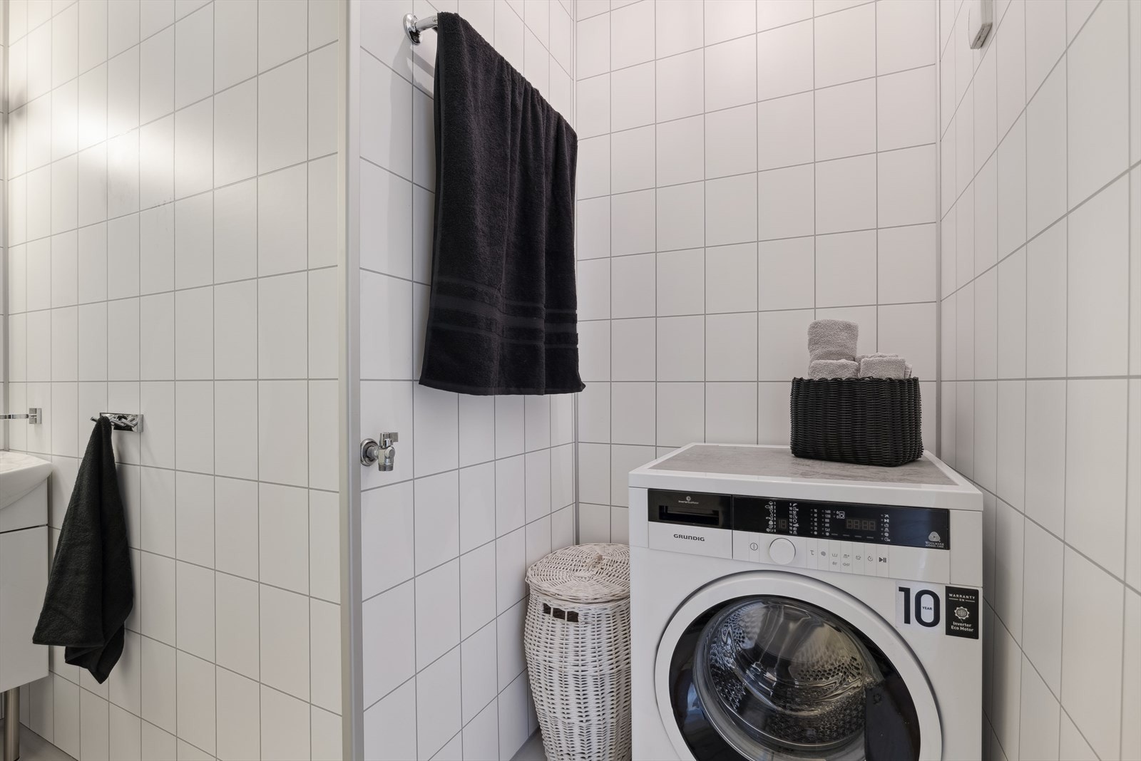Det er også opplegg til vaskemaskin og plass til tørketrommel å badet. Galleribilde