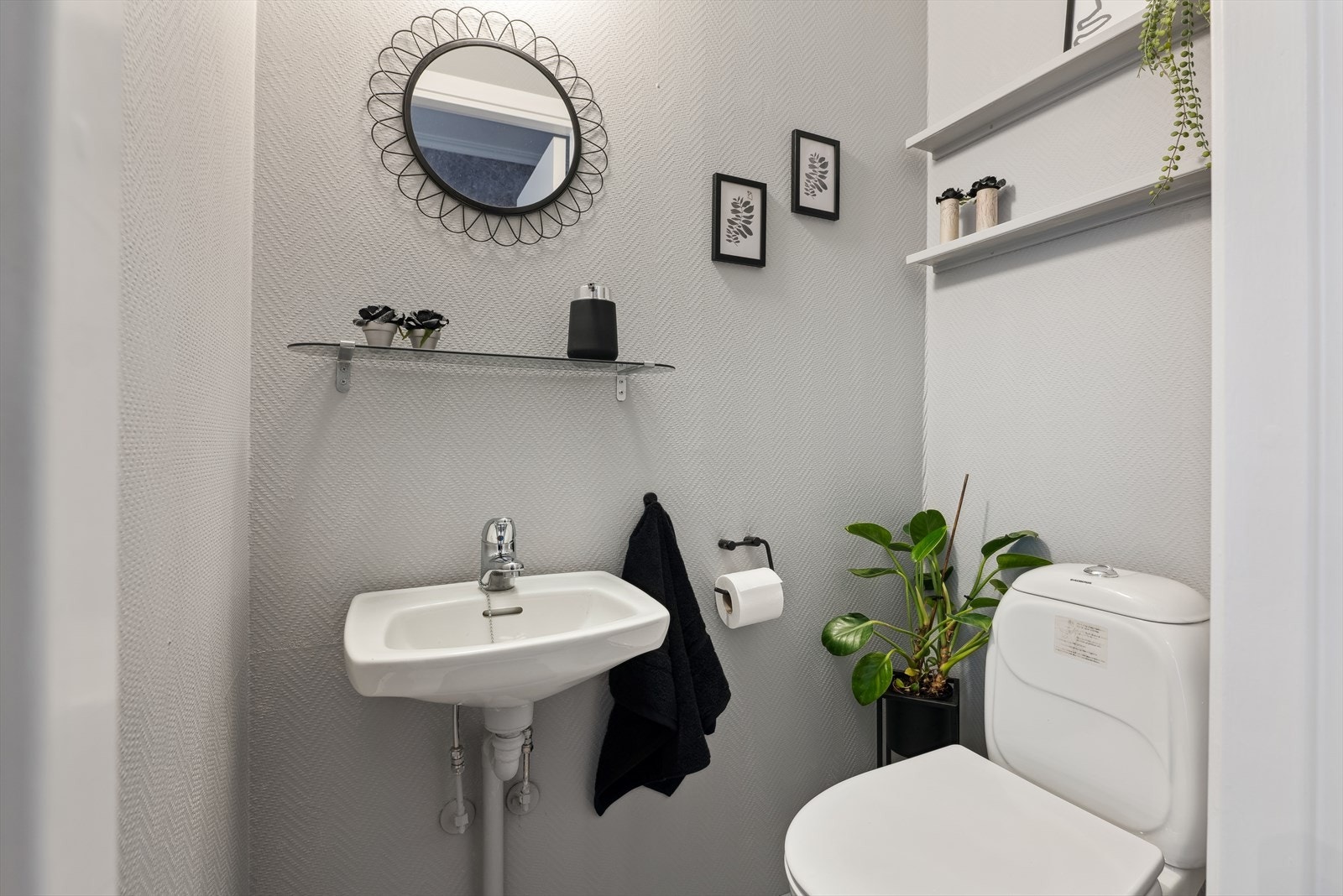 Praktisk toalettrom med wc og servant. Galleribilde
