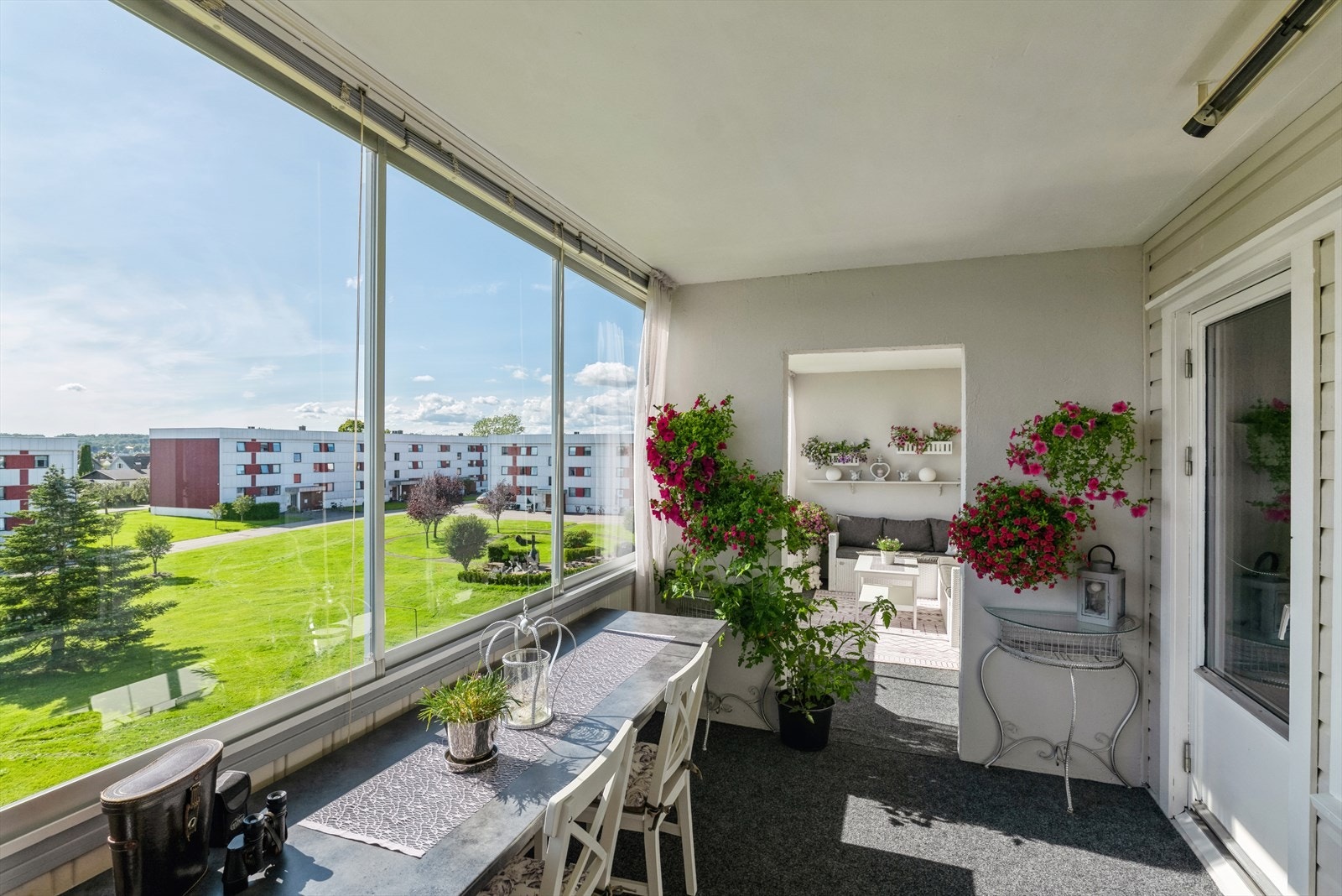 Balkongen er innglasset og delt opp i to "soner" - her er det hele 20 kvm som blir som en forlengelse av stua i sommerhalvåret. Galleribilde