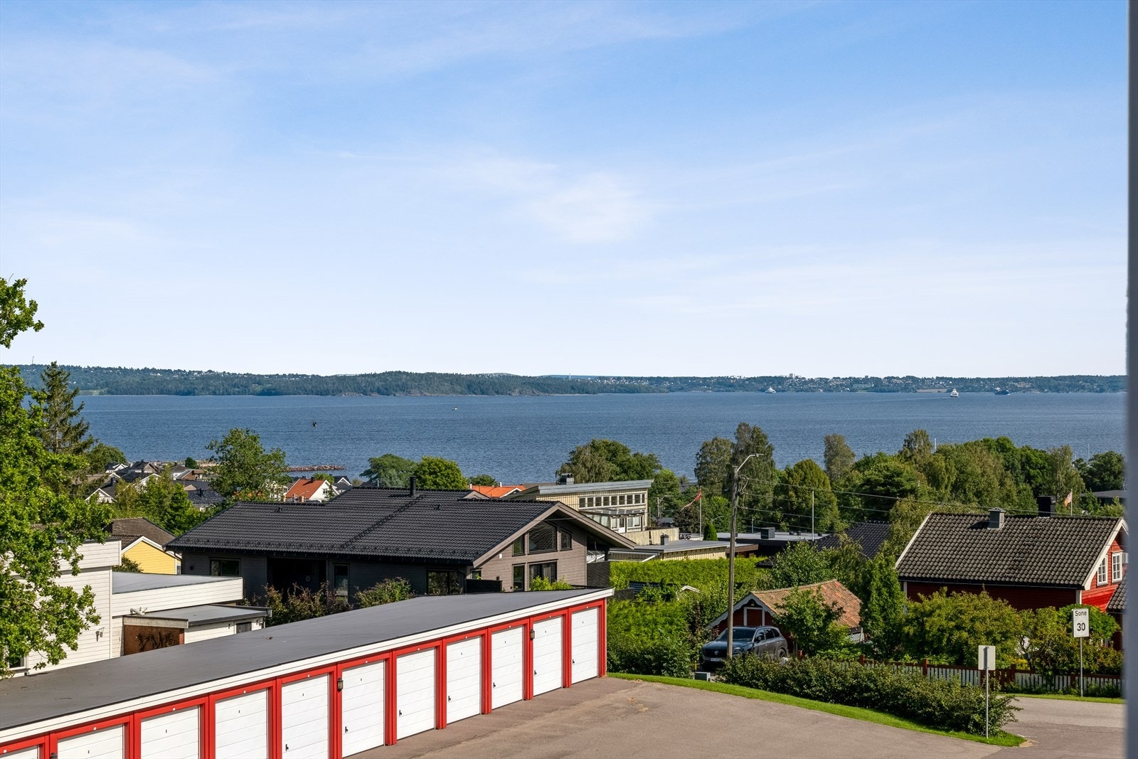 Fra vinduene mot vest er fin sjøutsikt. Galleribilde