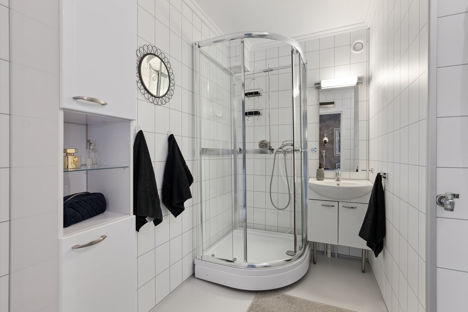 Stilrent bad med dusj og servantskap. Galleribilde