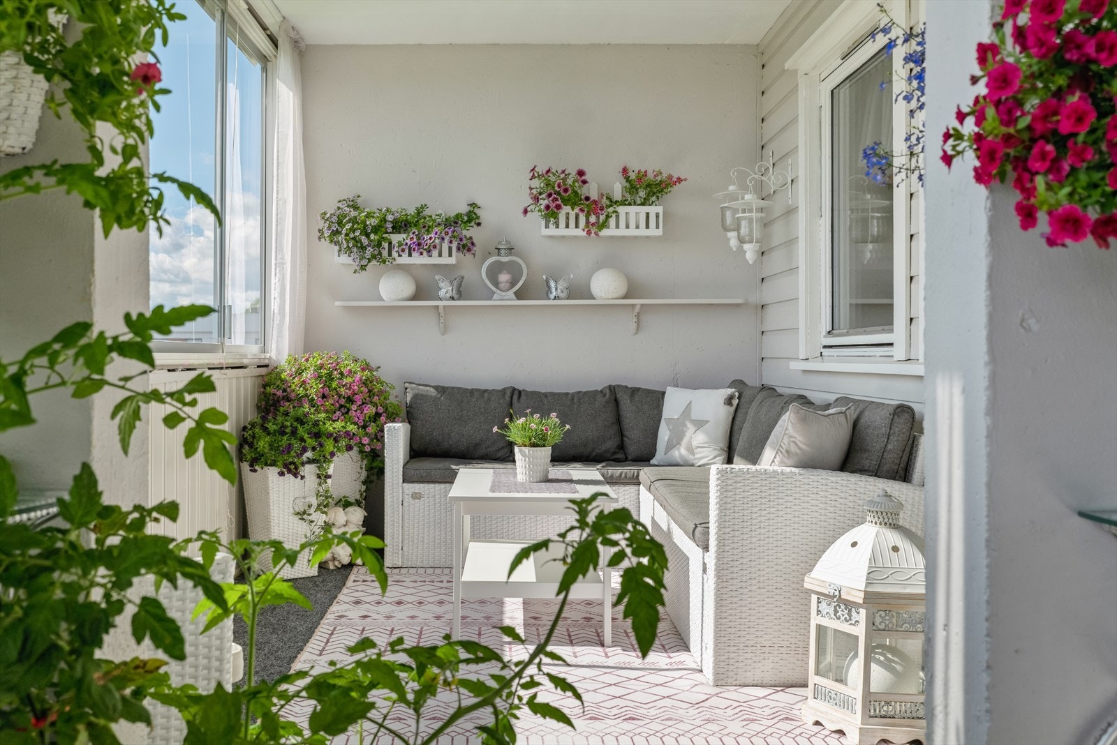 En lun og herlig uteplass med fine solforhold fra tidlig formiddag til tidlig kveld på sommerstid. Galleribilde