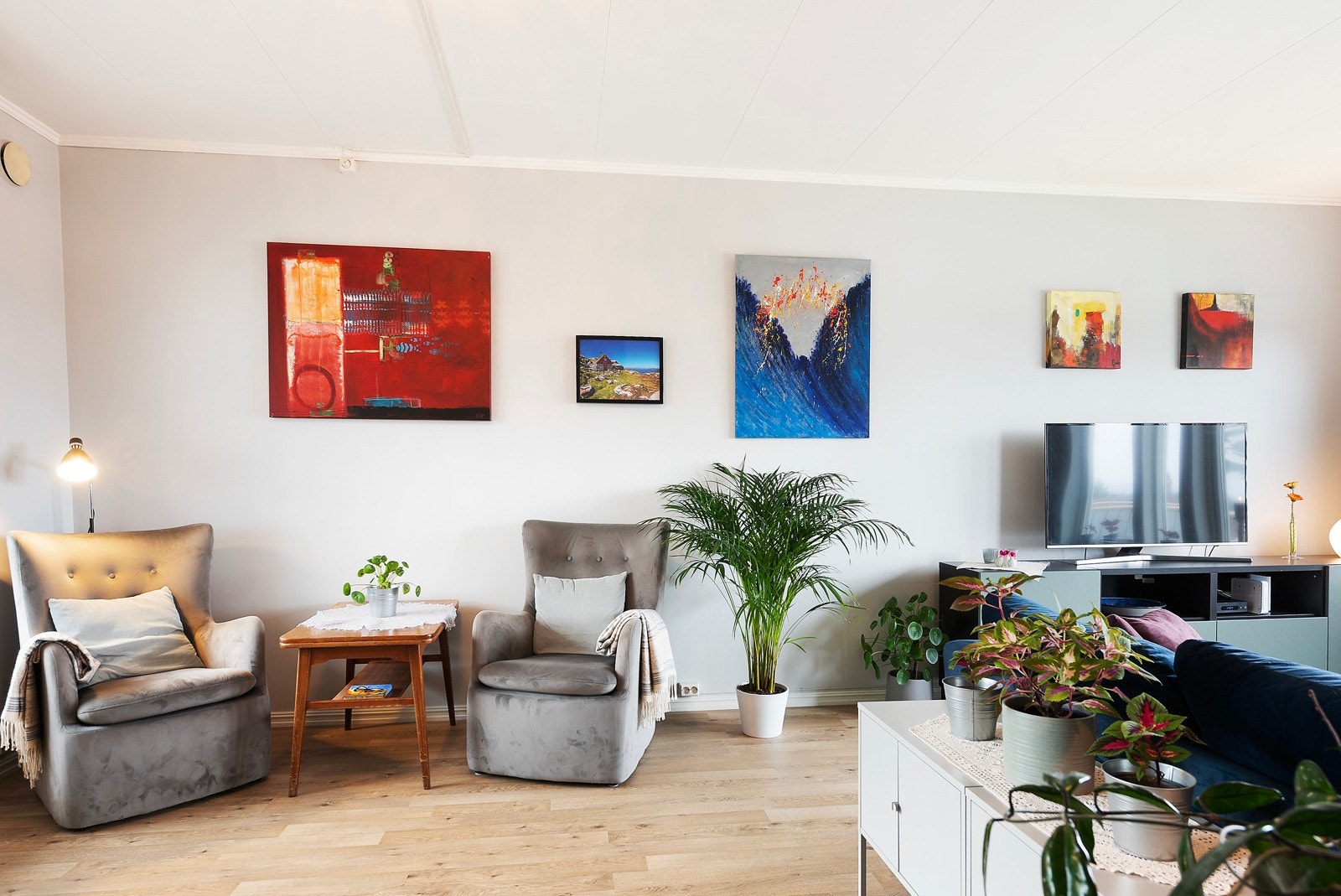 Stuen er lys og romslig og med god takhøyde Galleribilde