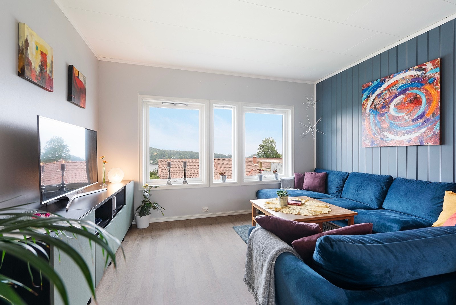 Stuen er lys og romslig og med god plass til sofa for hele familien Galleribilde