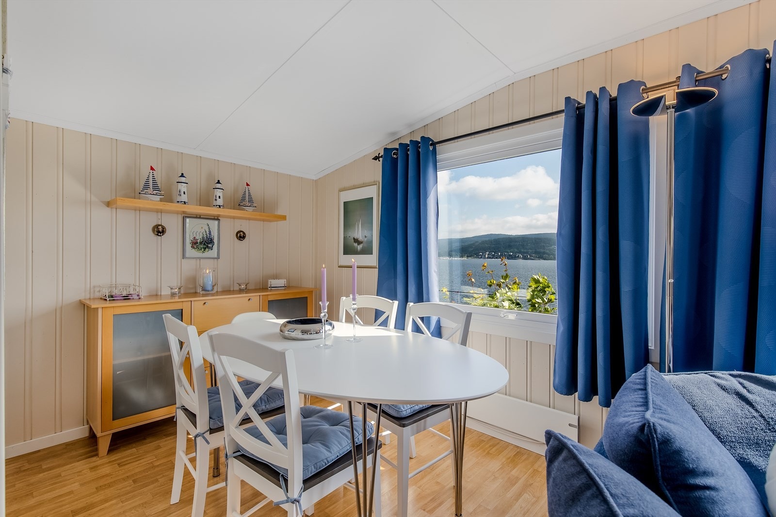 Plass til kjøkken/ spisestuemøbel i stuen. Galleribilde