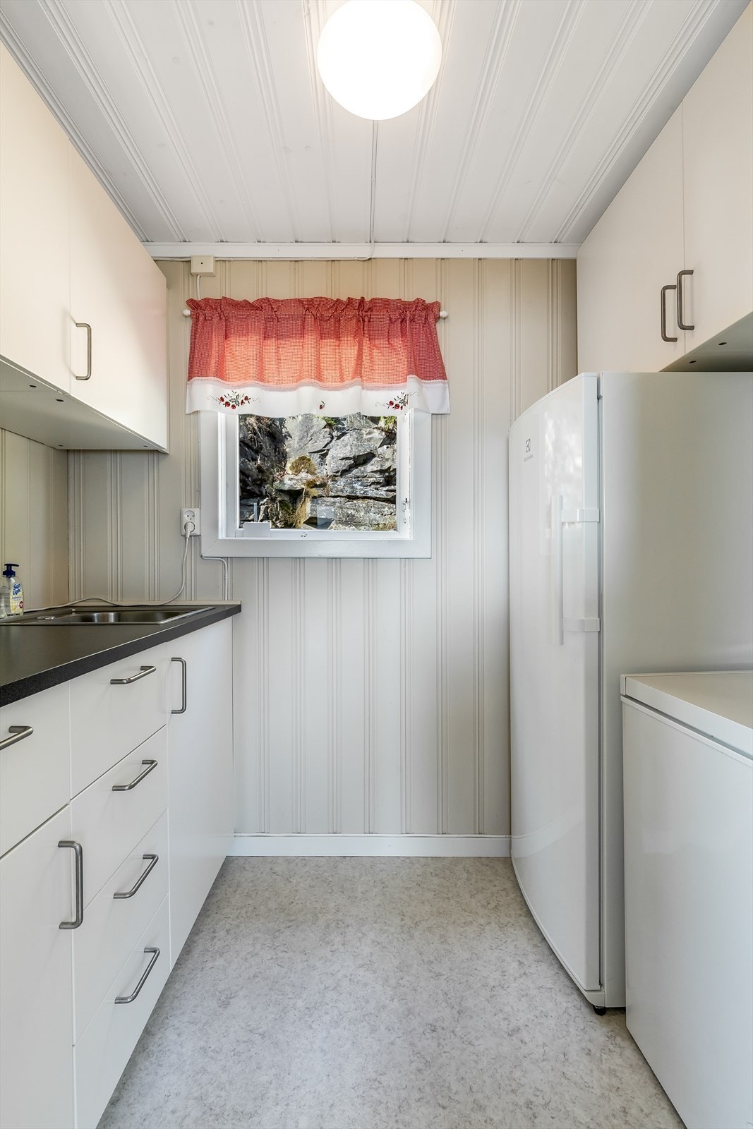 Innredning med glatte fronter og laminat benkeplate. Galleribilde