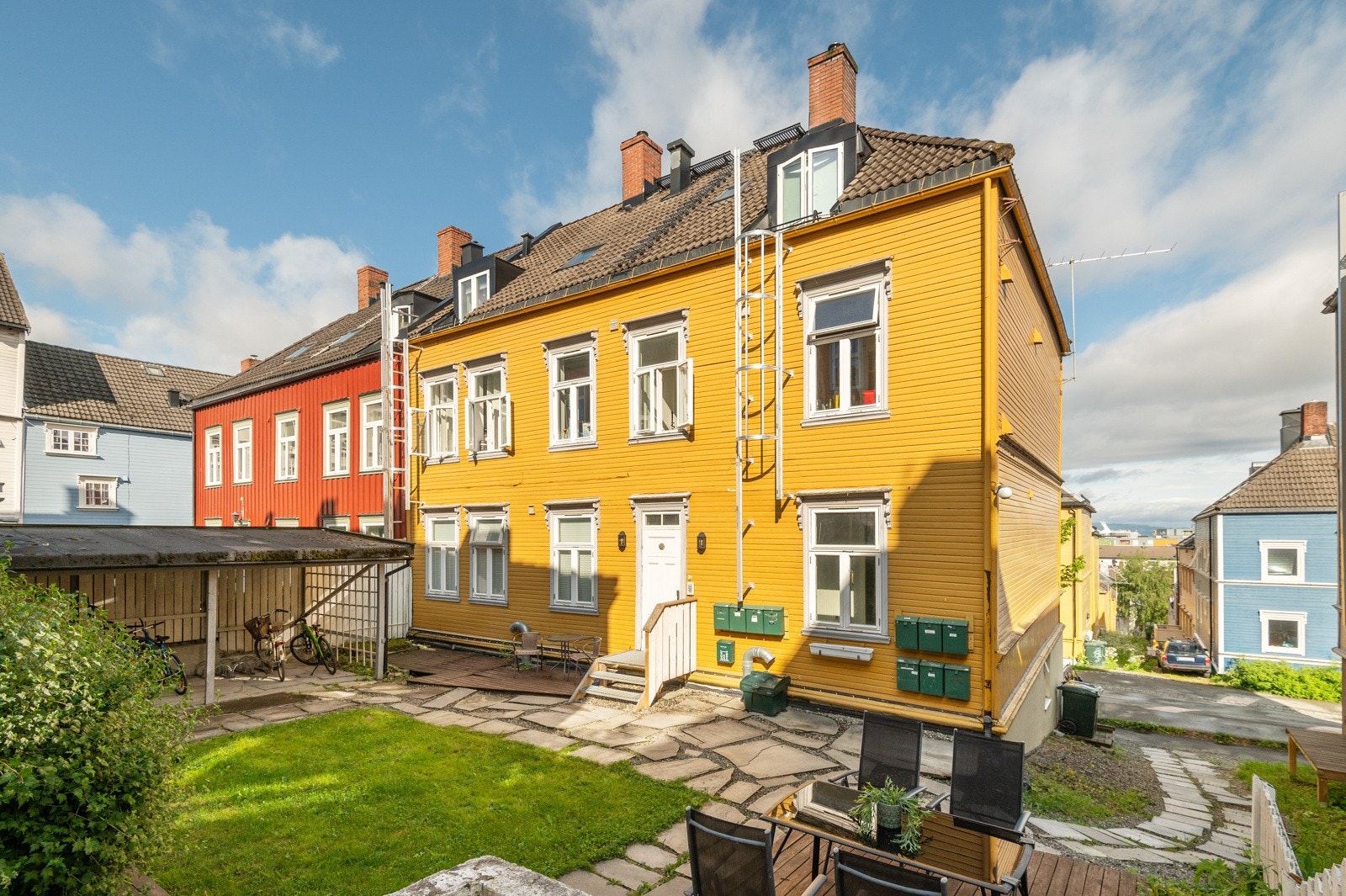 Fasade/Bakgård - Leiligheten ligger i 1. etasje over sokkel og er i stor grad skjermet for innsyn fra gatenivå. Galleribilde