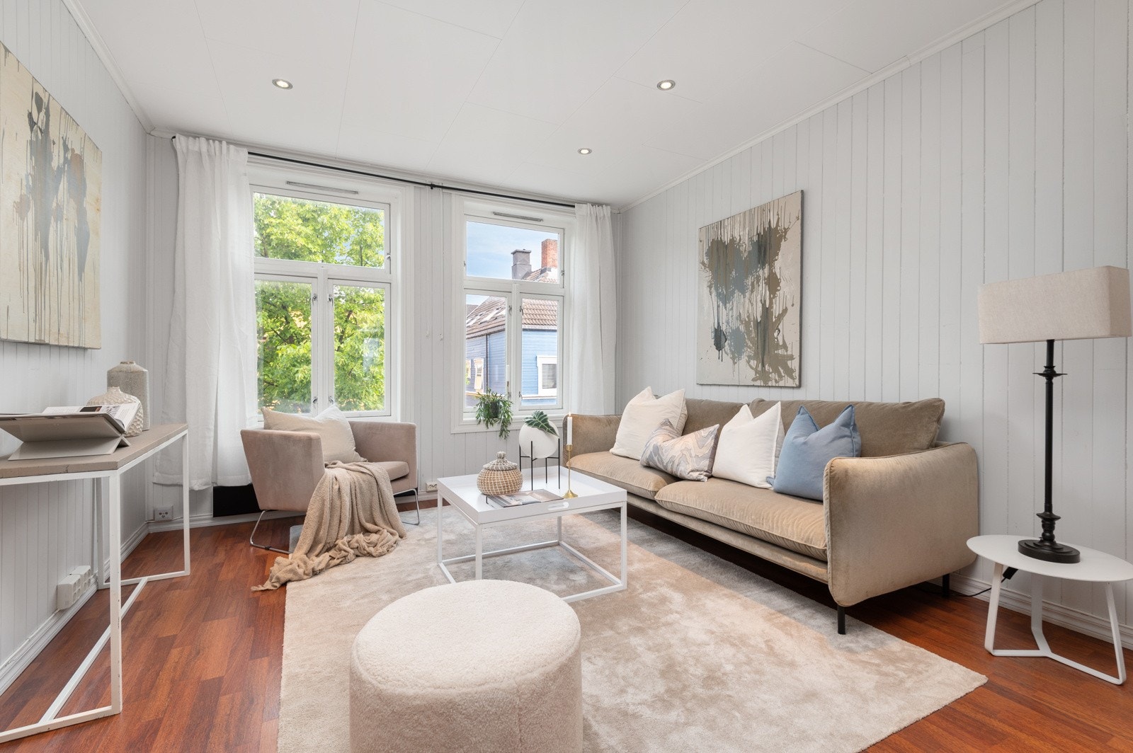 Lys og tiltalende stue med god utforming. Downlights i tak. Galleribilde