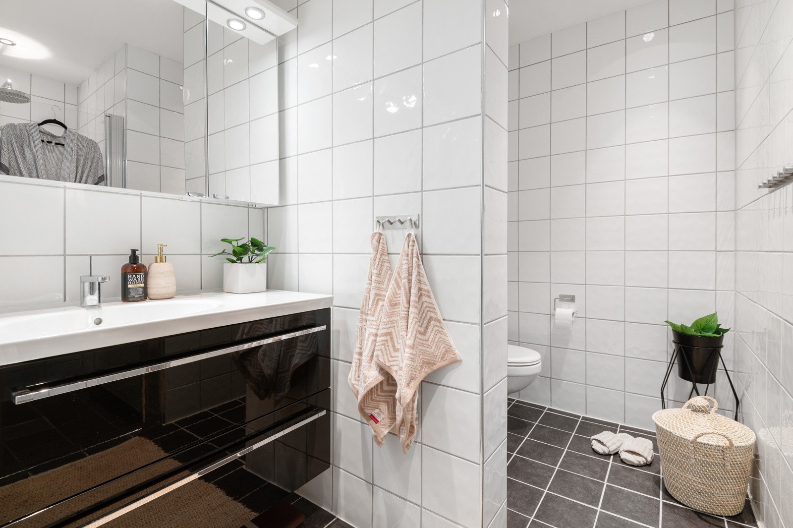 Stilrent bad med flislagte flater, downlights og gulvvarme. Galleribilde