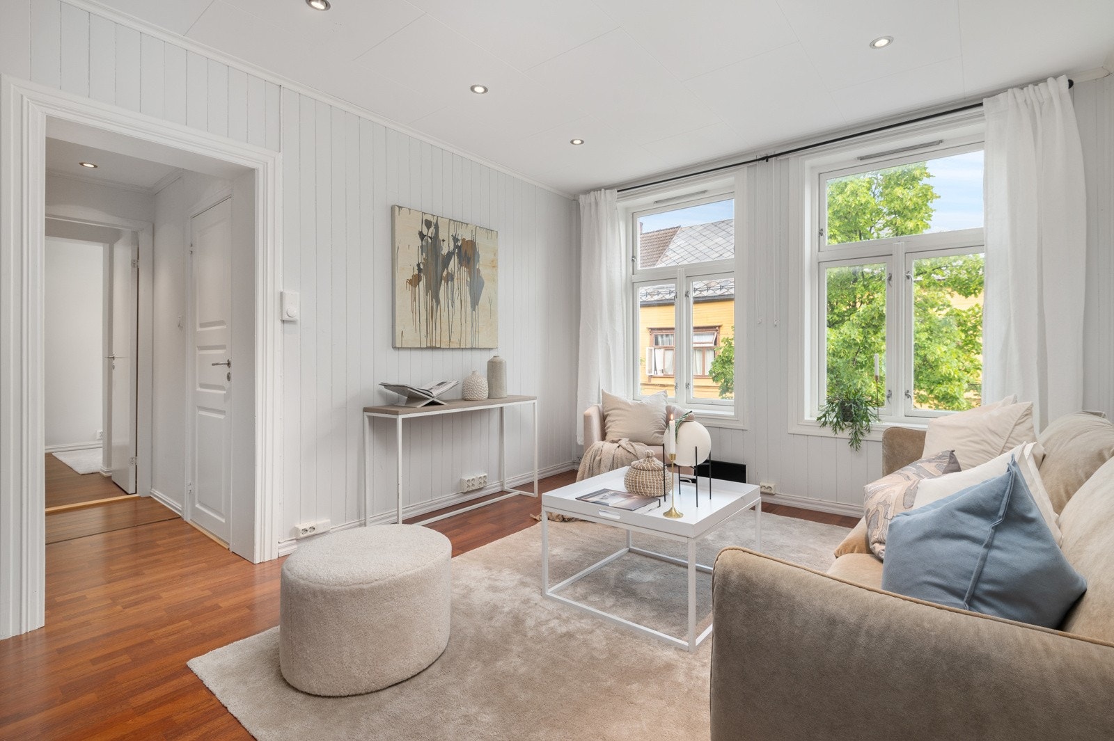 Store vindusflater sørger for en lys og god romfølelse. Galleribilde