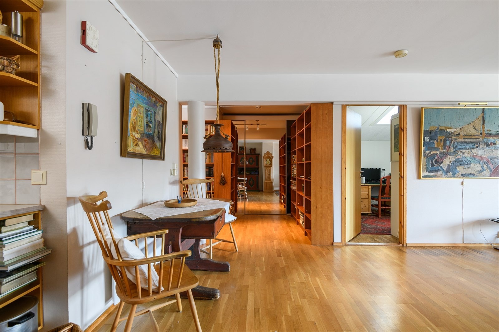 Fra stue mot romslig entré Galleribilde