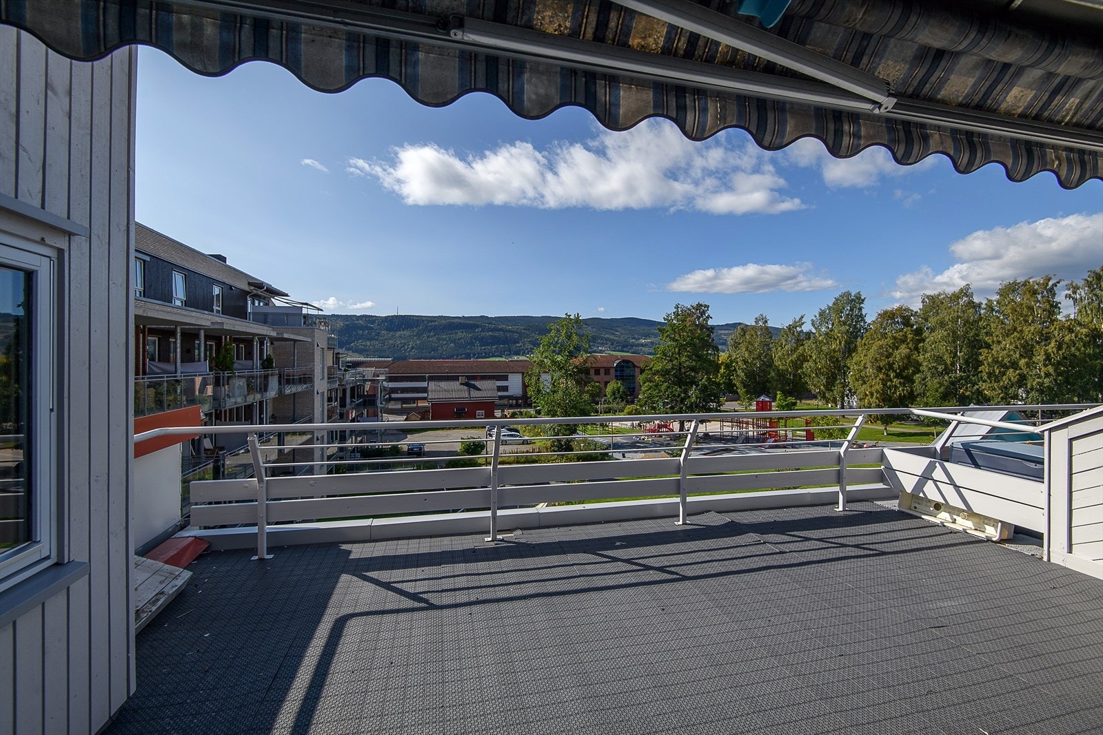 Leiligheten ligger svært sentralt i Lillehammer sentrum, ca 400 m nord for Lilletorget/gågata Galleribilde
