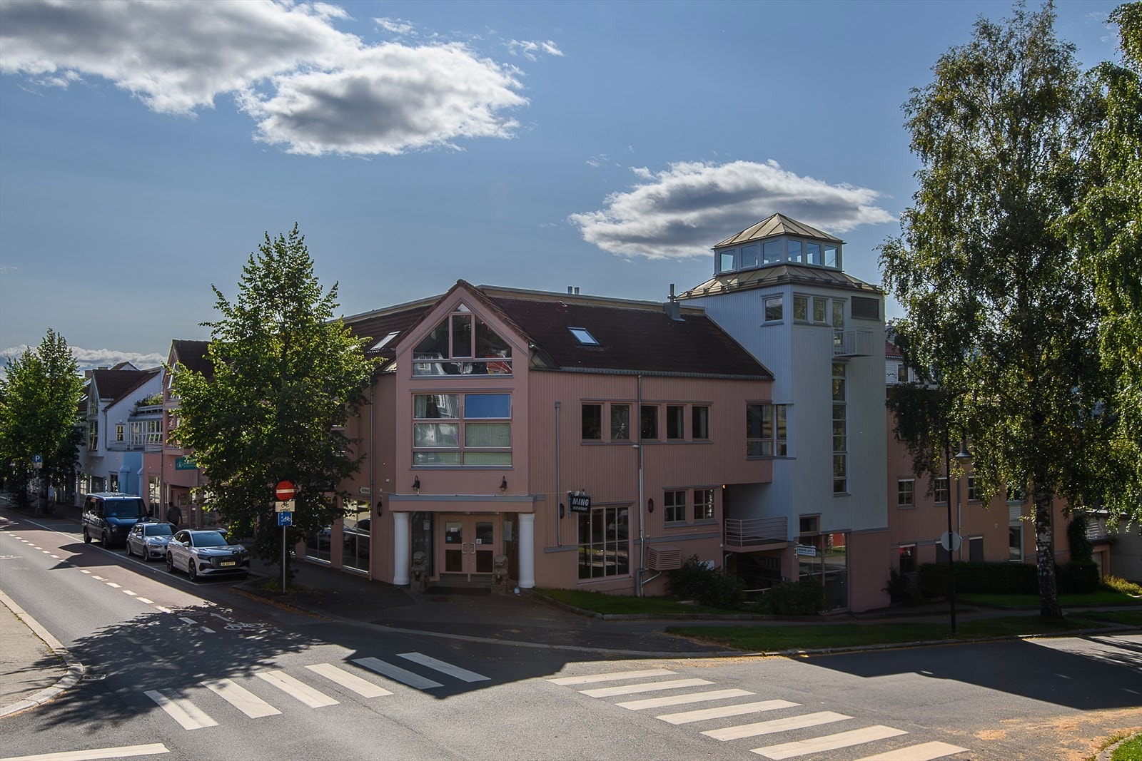 Fra leiligheten er det en kort spasertur inn til gågata, og det er bussforbindelse og butikker i umiddelbar nærhet Galleribilde