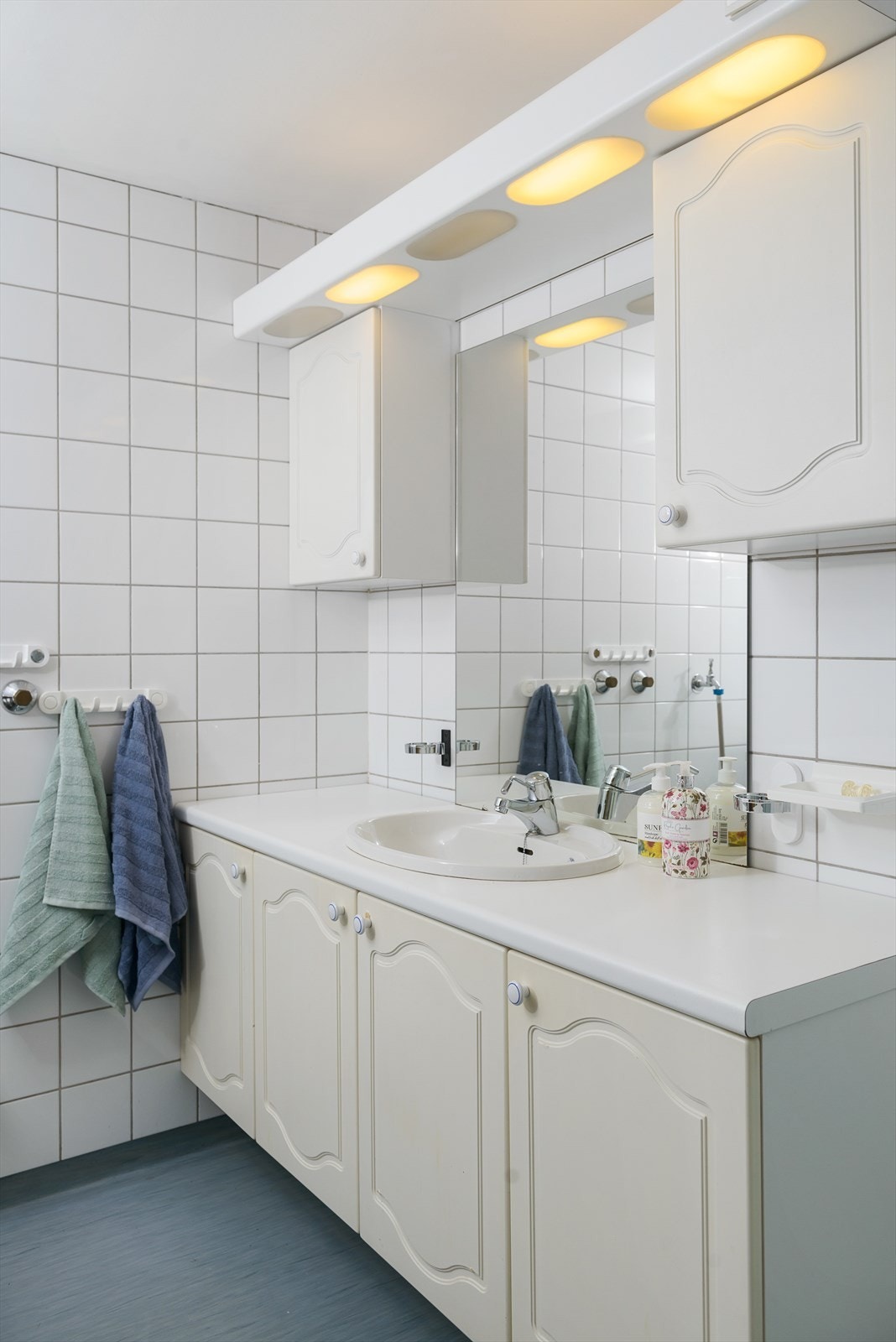 Badet har innredning som har godt med skapplass Galleribilde