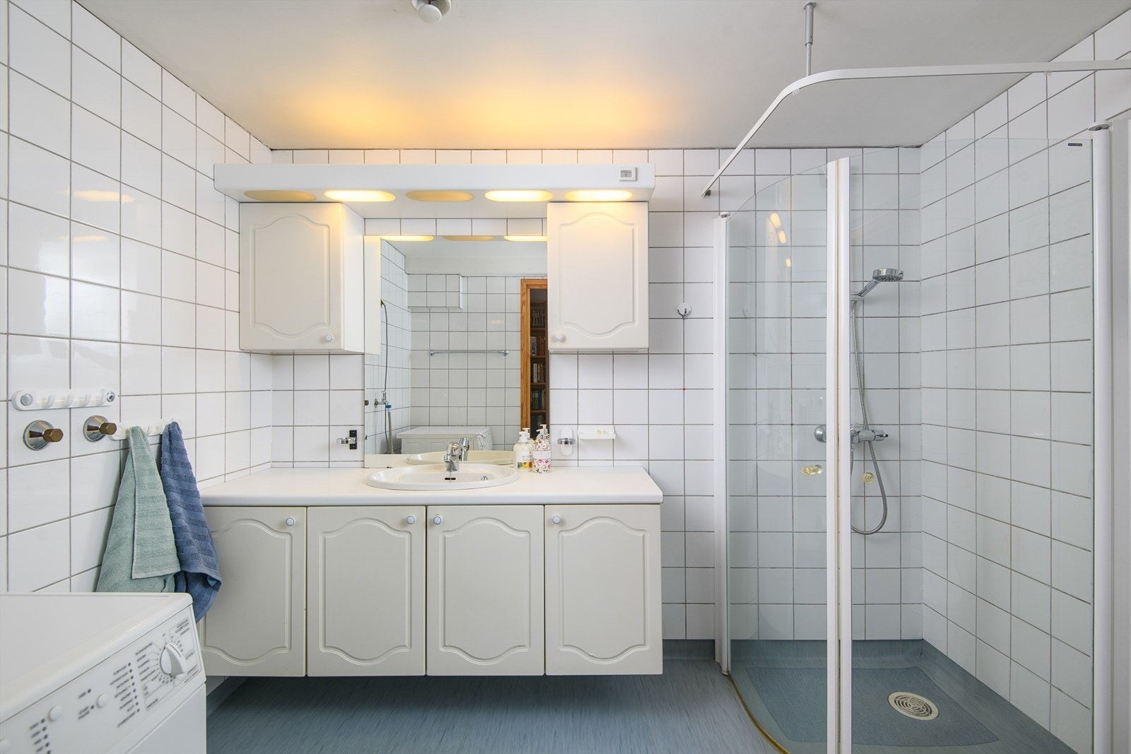 Romslig bad med flislagte vegger og belegg på gulv. Galleribilde