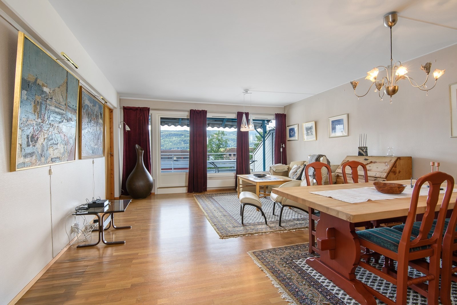 Stuen har godt med vindusflate ut mot terrasse Galleribilde