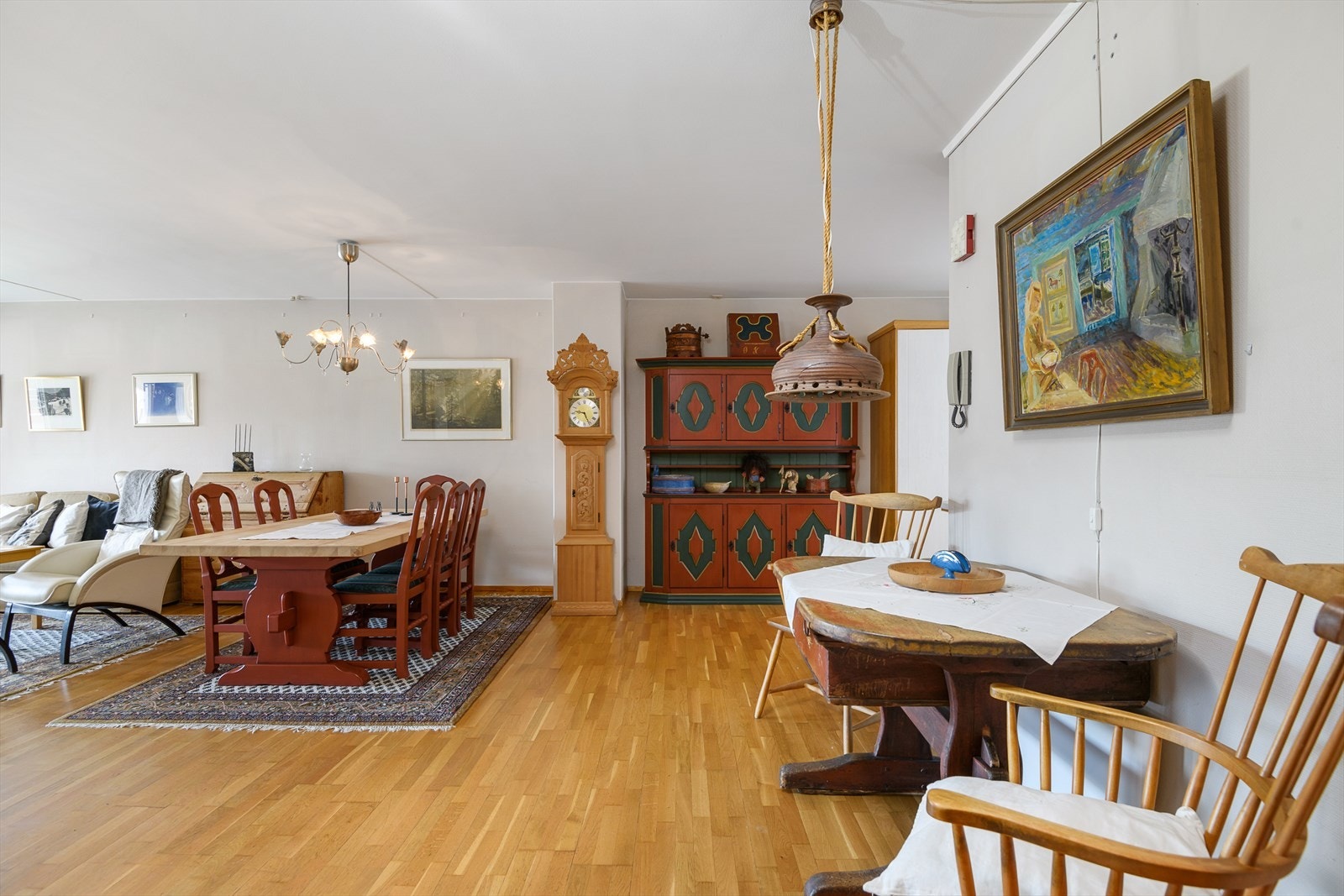 Oppholdsrommet er romslig, med gode møbleringsmuligheter Galleribilde