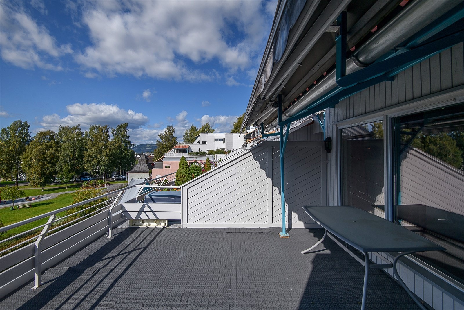 Leiligheten har to soverom, stue og kjøkken i åpen løsning samt utgang til stor terrasse Galleribilde