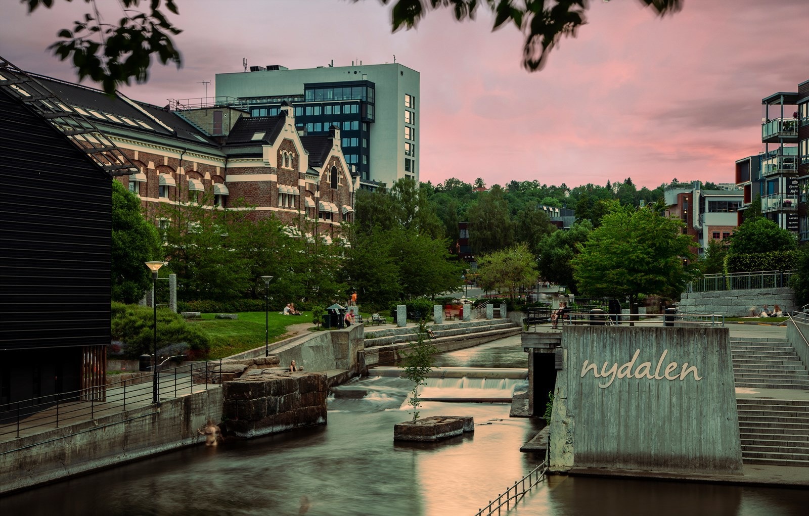 I Nydalen finner man er flott badeplass om sommeren og turveiene lags Akerselva. Galleribilde