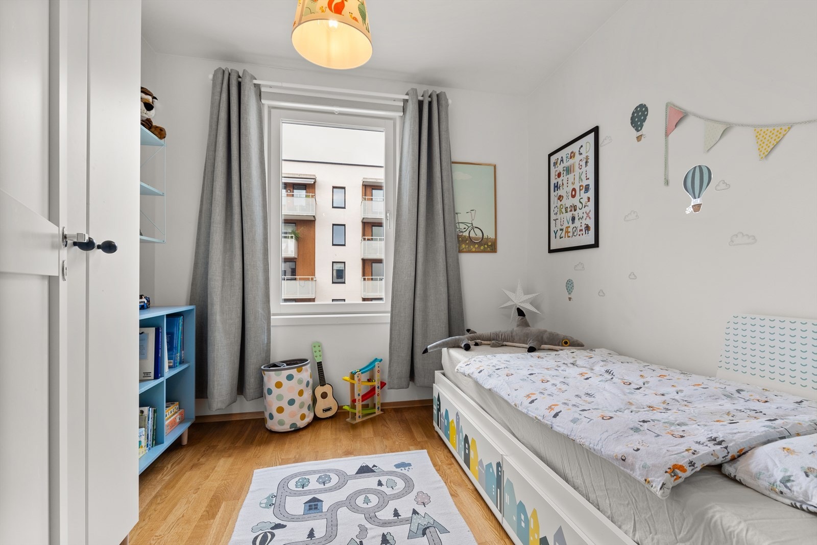 De perfekte barnerom med plass til seng og garderobeløsning. Galleribilde
