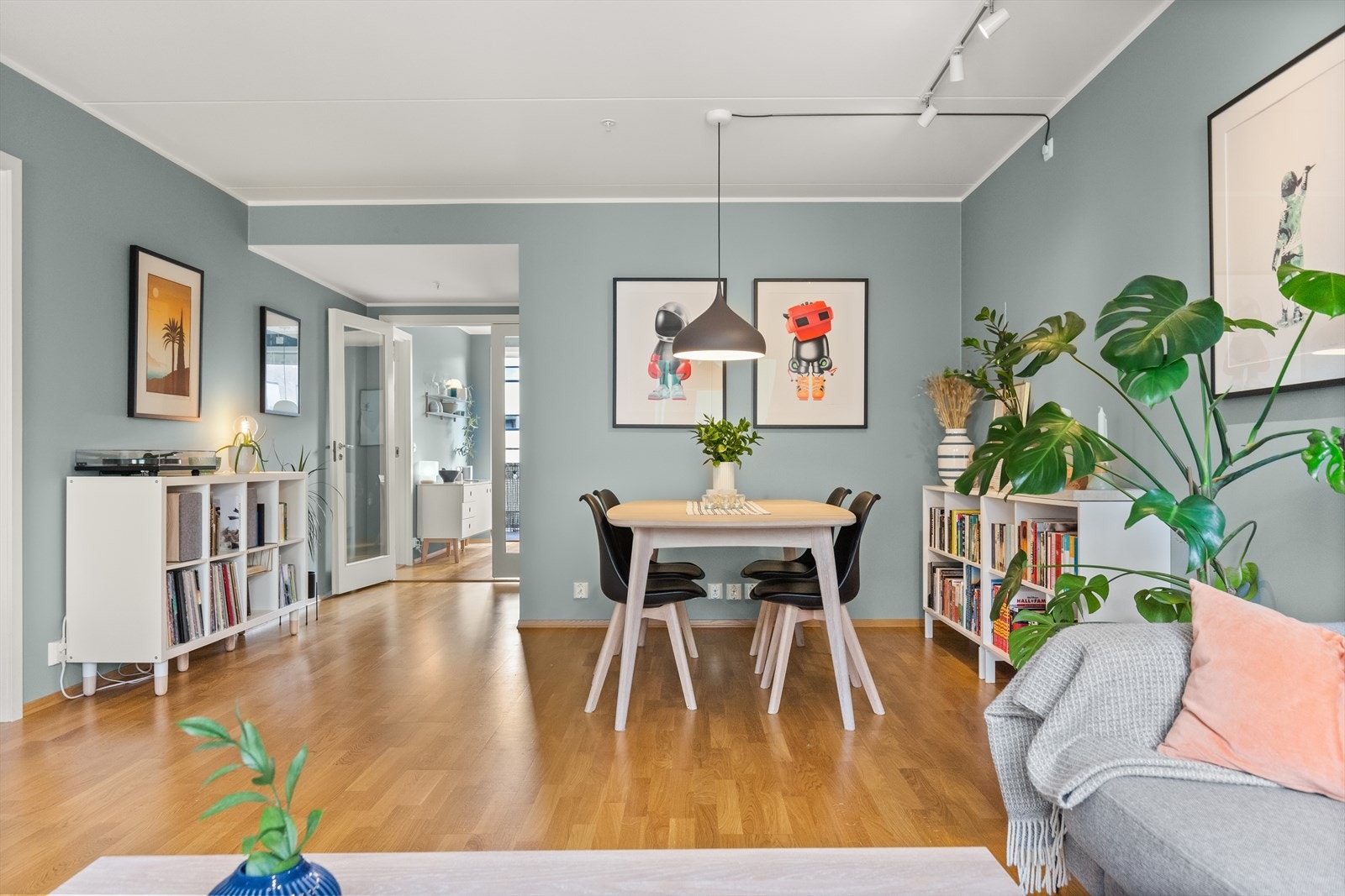 Stuen har god plass til stort spisebord. Galleribilde