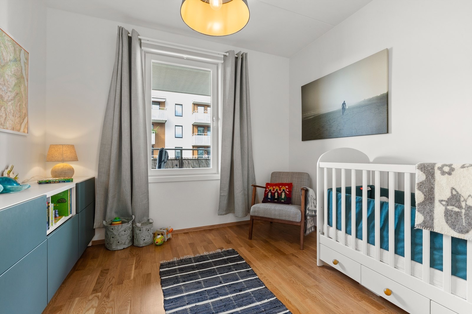 perfekte barnerom med plass til seng og garderobeløsning. Galleribilde