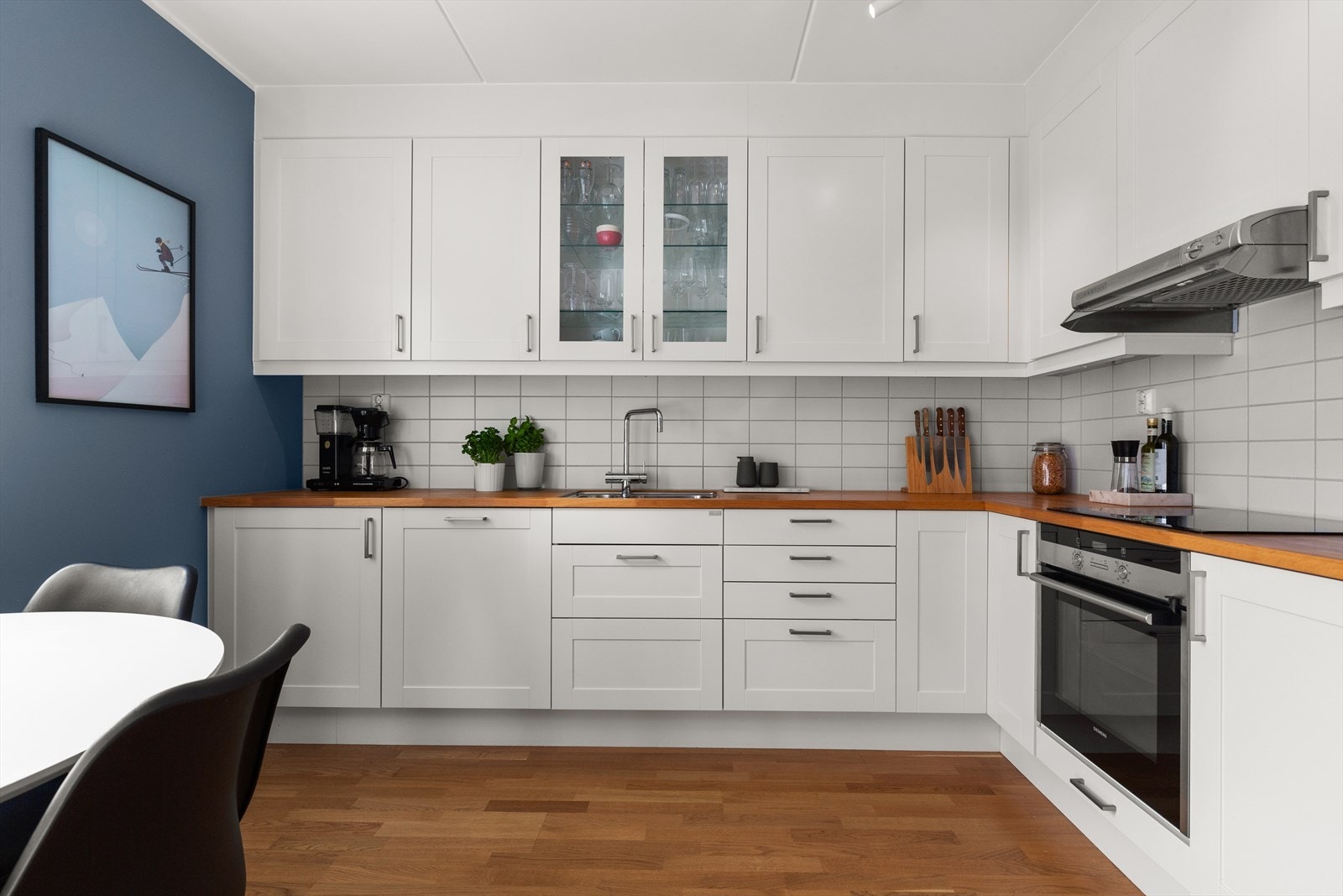 Kjøkkenet har godt med benke- og skapplass, integrerte hvitevarer og god plass til spisebord. Galleribilde