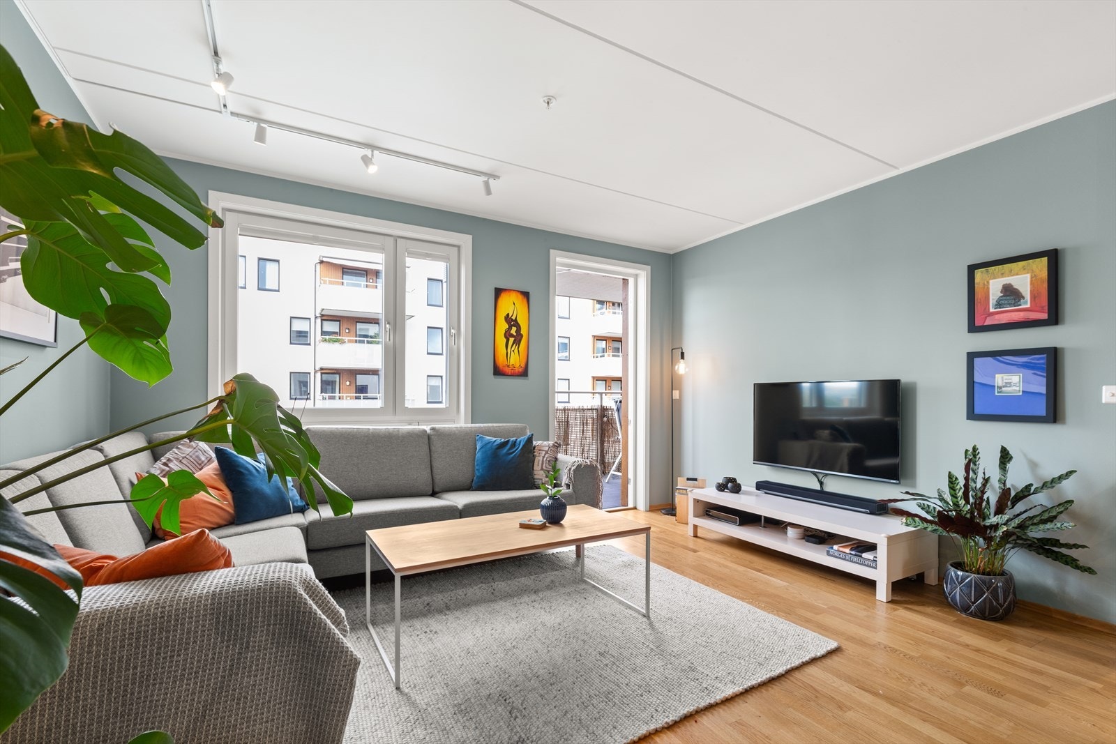 Stuen har en fin soneinndeling med god plass til stor sofagruppe og spisebord. Galleribilde