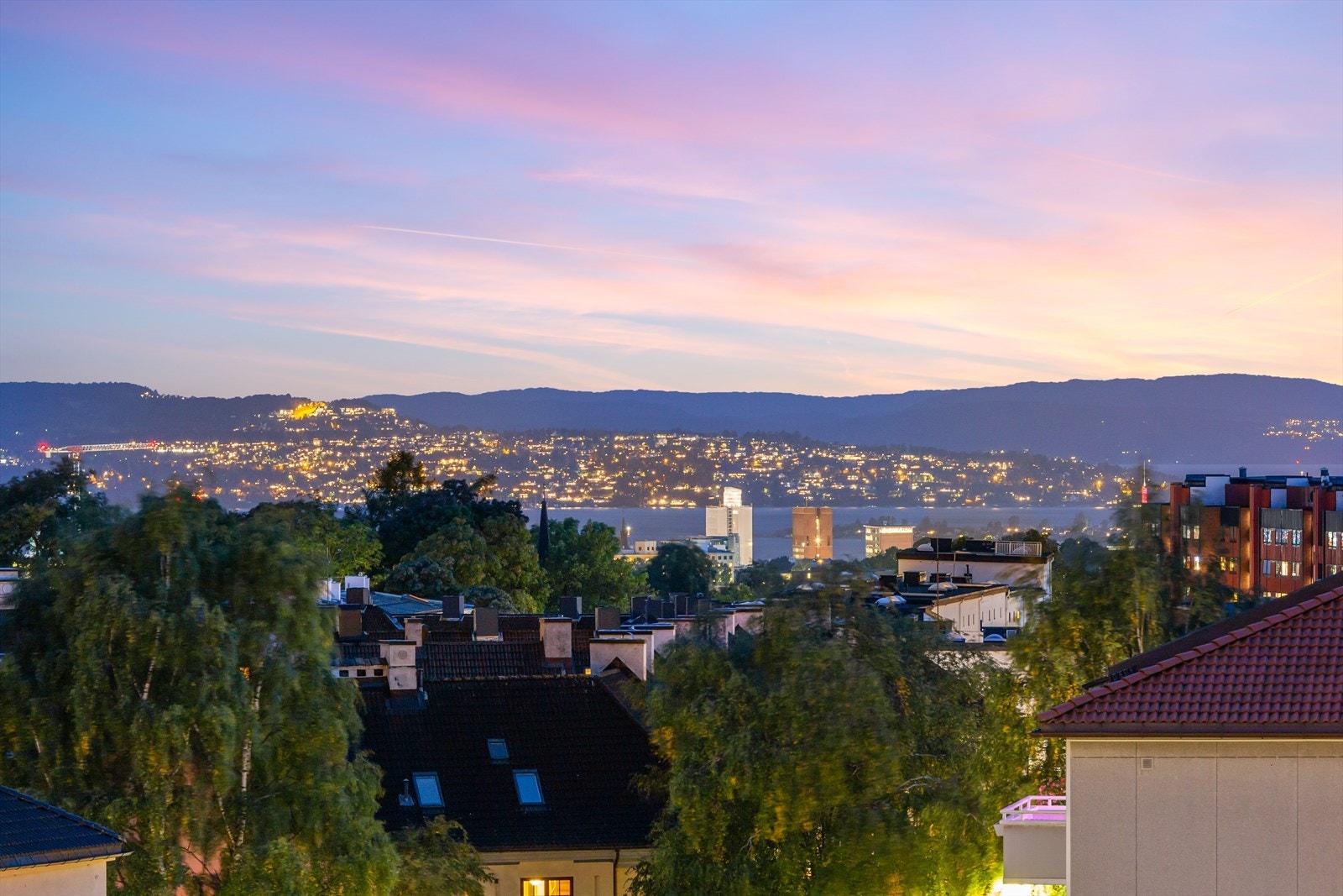 Kveldsidyll og sjøutsikt fra balkongen på kjøkkenet. Galleribilde