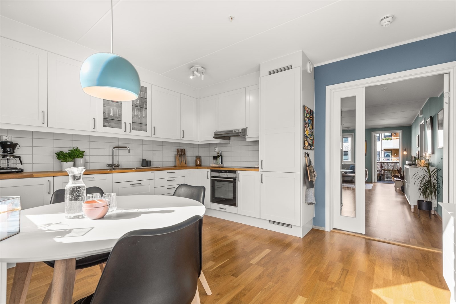 Leiligheten har separat og delikat kjøkkenløsning med innredning fra Marbodal. Galleribilde