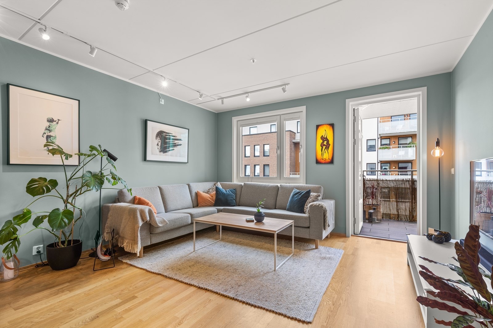 Lyst og stort oppholdsrom med store vindusflater som gir godt med naturlig lys. Galleribilde