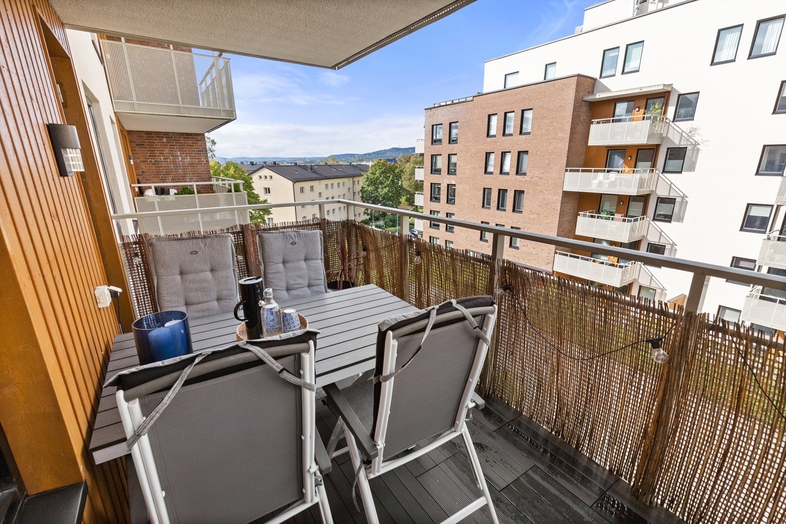 Fra stuen er det utgang til leilighetens flotte, romslige og solrike balkong på hele 9 kvm vendt mot nord med ettermiddags- og kveldssol. Galleribilde