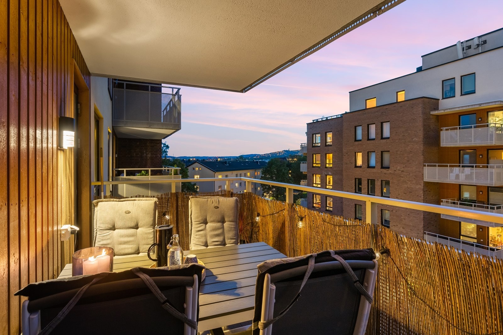 Lys og moderne 4-roms fra 2015 - To solrike balkonger - Høyt og fritt i 4 etg - Heis - Garasjeplass m/lader kan kjøpes. Galleribilde