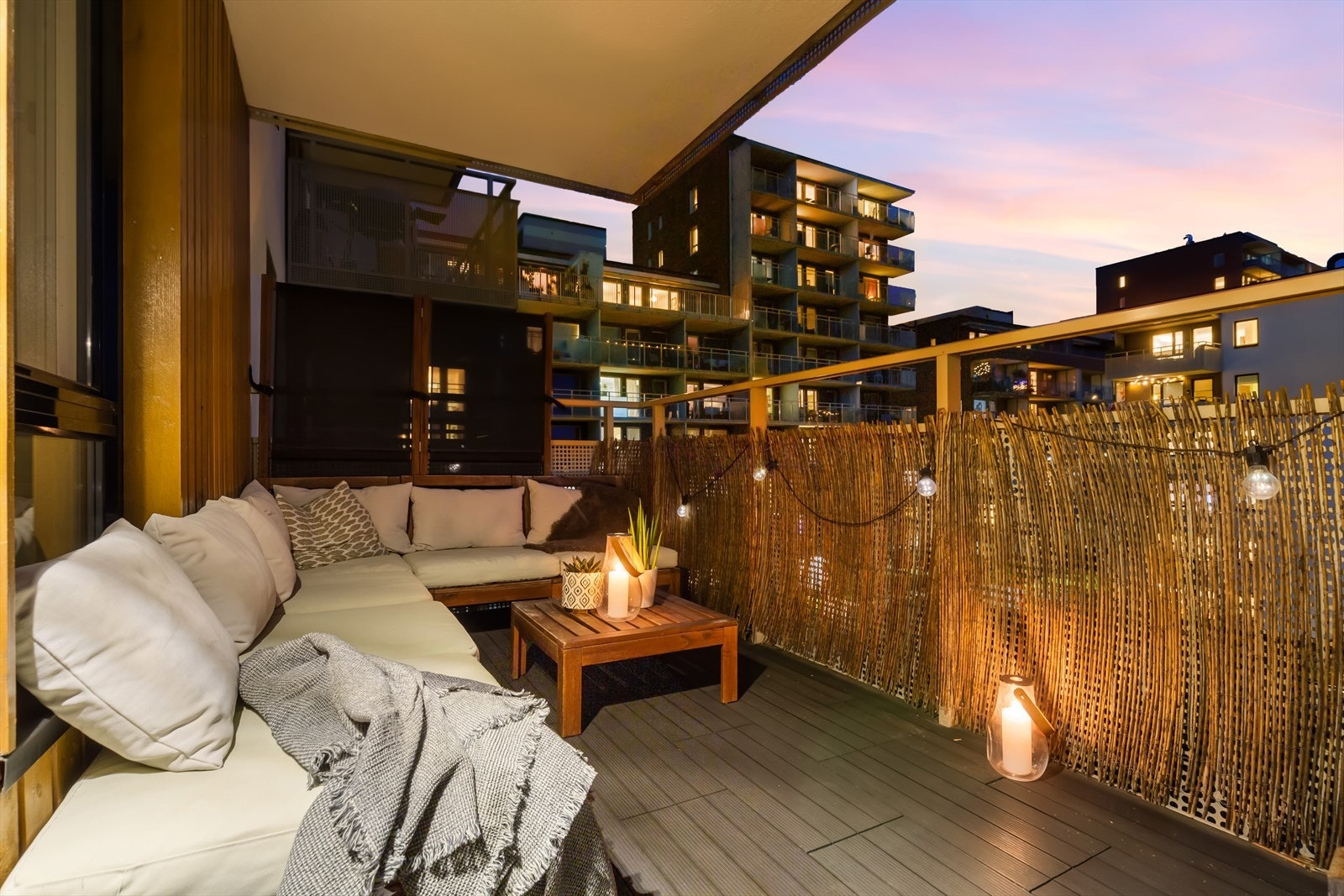 Leiligheten har to solrike balkonger på 9kvm hver, denne vendt mot sør med morgen/formiddagssol. Galleribilde