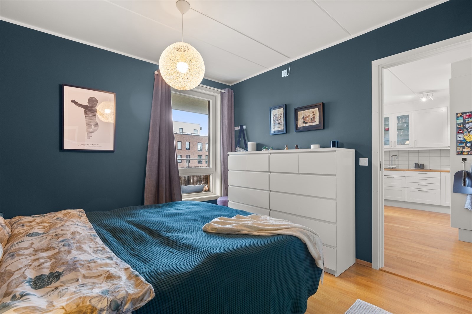 Hovedsoverommet har god plass til dobbeltseng, tilhørende møblement og garderobeløsning, tilgang til eget baderom og enkel adkomst til "walk-in"-garderobe/bod. Galleribilde