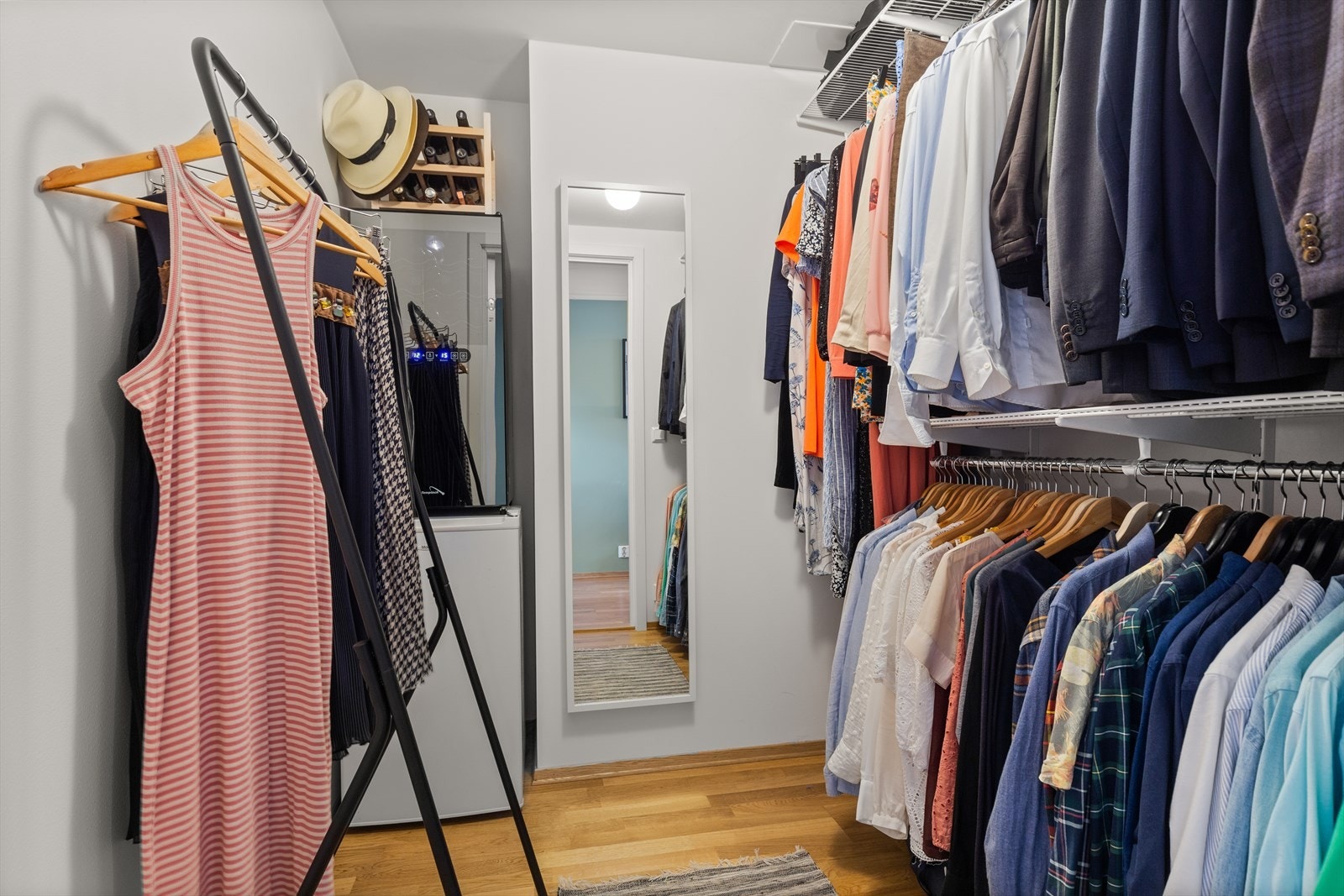 Walk-in-garderobe/bod. Galleribilde