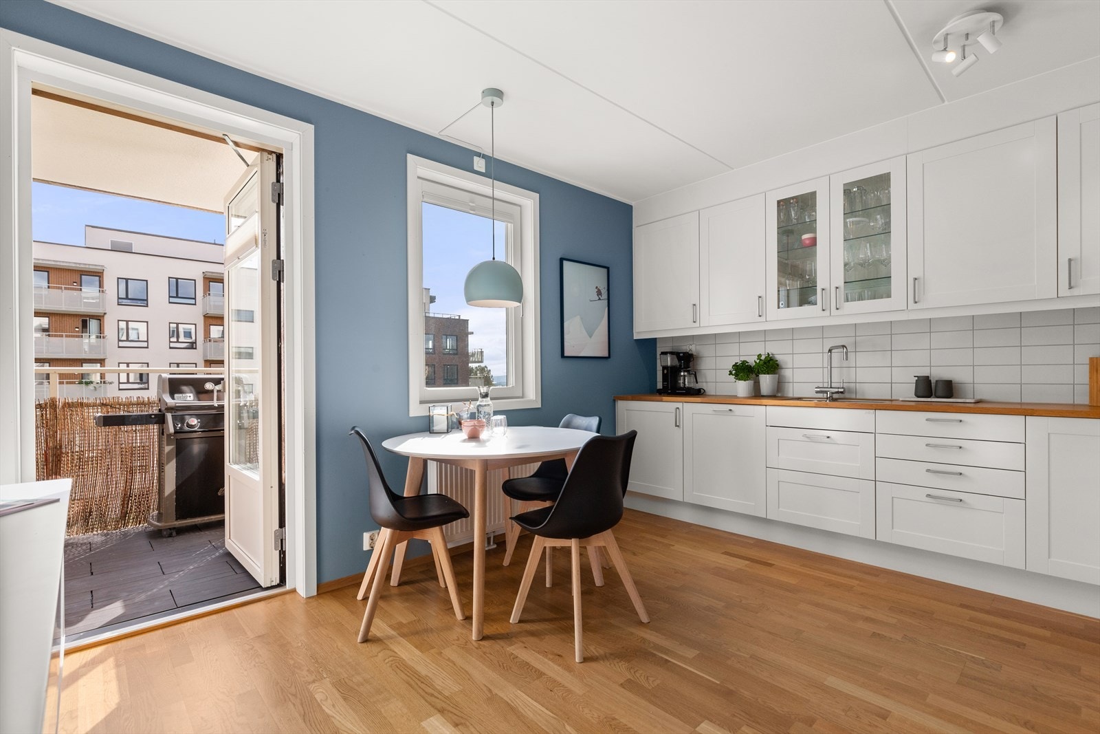 Fra kjøkkenet er det utgang til solrik balkong, også på 9 kvm, vendt mot sør med morgen/formiddagssol. Galleribilde