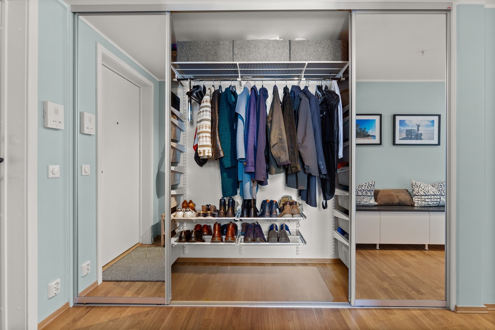 Entreen har stor skyvedørsgarderobe fra Elfa, perfekt for lagring. Galleribilde