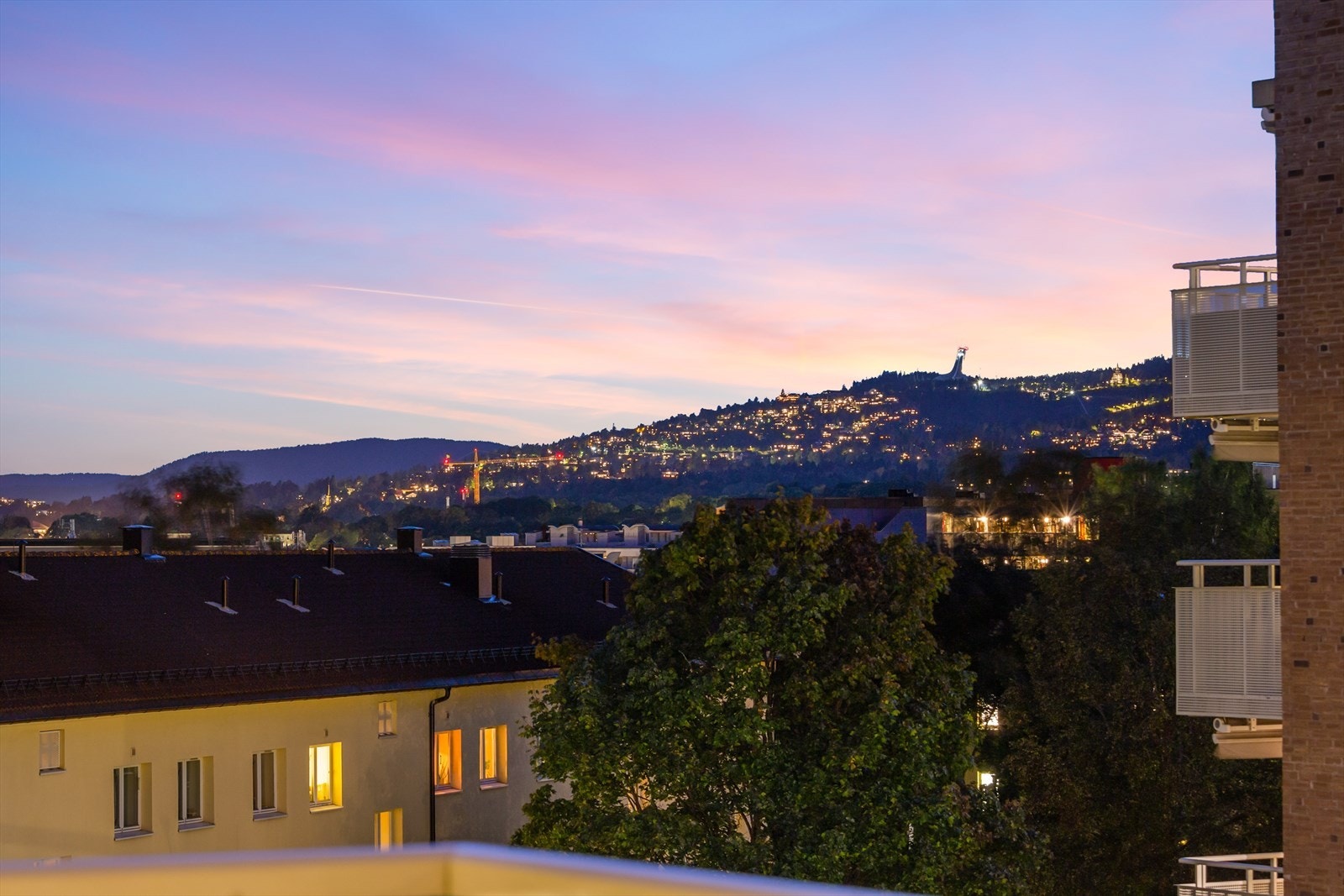 Kveldsidyll fra balkongen i stuen med flott utsikt mot Holmenkollen og ettermiddags og kveldssol. Galleribilde