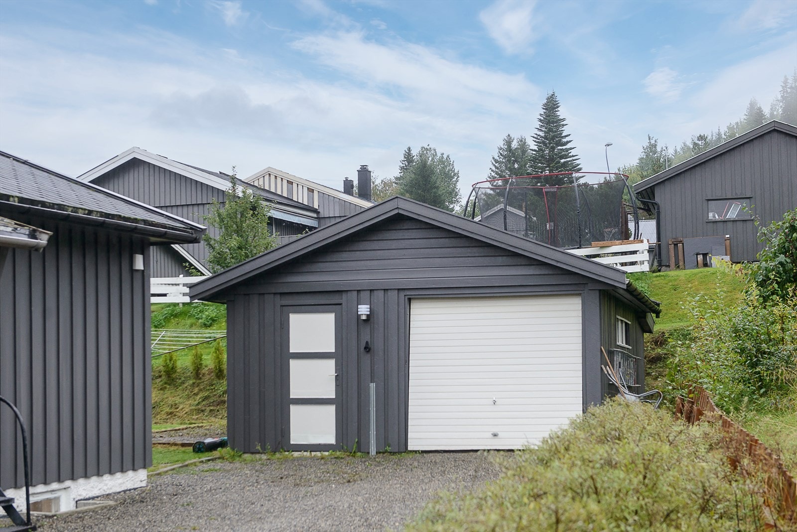 Frittstående garasje med bodplass Galleribilde